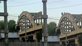 Gravísimo riesgo: dos muchachos se suben a los arcos del puente viejo y se van camionando hacia Neuquén. Vecinos afirman que sucede todos los fines de semana. | LM Neuquen Gravísimo riesgo: dos muchachos se suben a los arcos del puente viejo y se van camionando hacia Neuquén. Vecinos afirman que sucede todos los fines de semana.