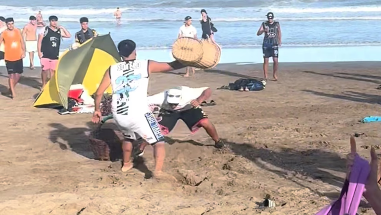 Vendedores ambulantes protagonizaron una brutal pelea en Villa Gesell.