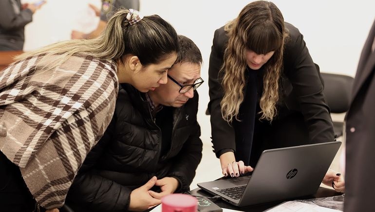 Pablo Sanz e Isabel Montoya junto a la defensora oficial Carolina johansen. Pablo Sanz e Isabel Montoya junto a la defensora oficial Carolina johansen.