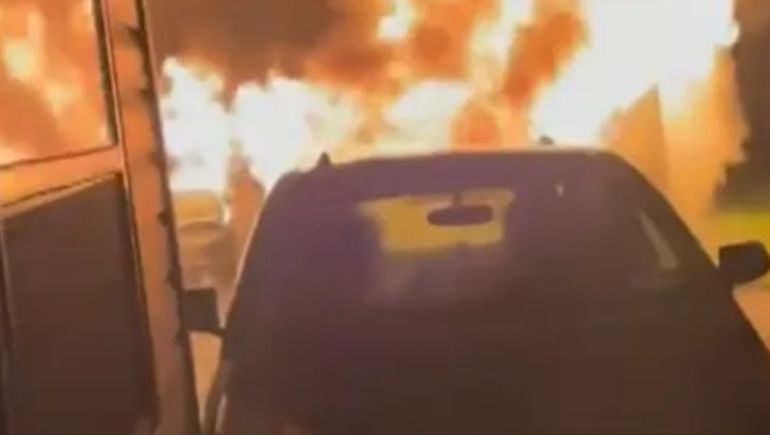El incendio comenzó en la cochera y se estaba propagando hacia el resto de la casa cuando los estudiantes devenidos en héroes se detuvieron a ayudar.