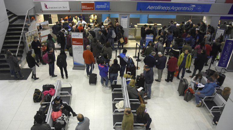 La niebla porteña sigue cancelando vuelos en Neuquén