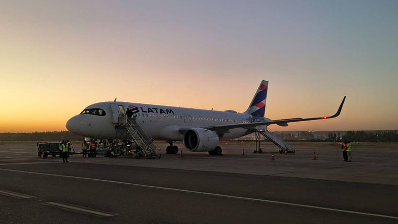 LATAM Airlines Chile inició sus vuelos entre Neuquén y Santiago | LM Neuquen LATAM Airlines Chile inició sus vuelos entre Neuquén y Santiago