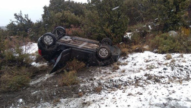 Villa la Angostura: perdió el control del auto y se despistó