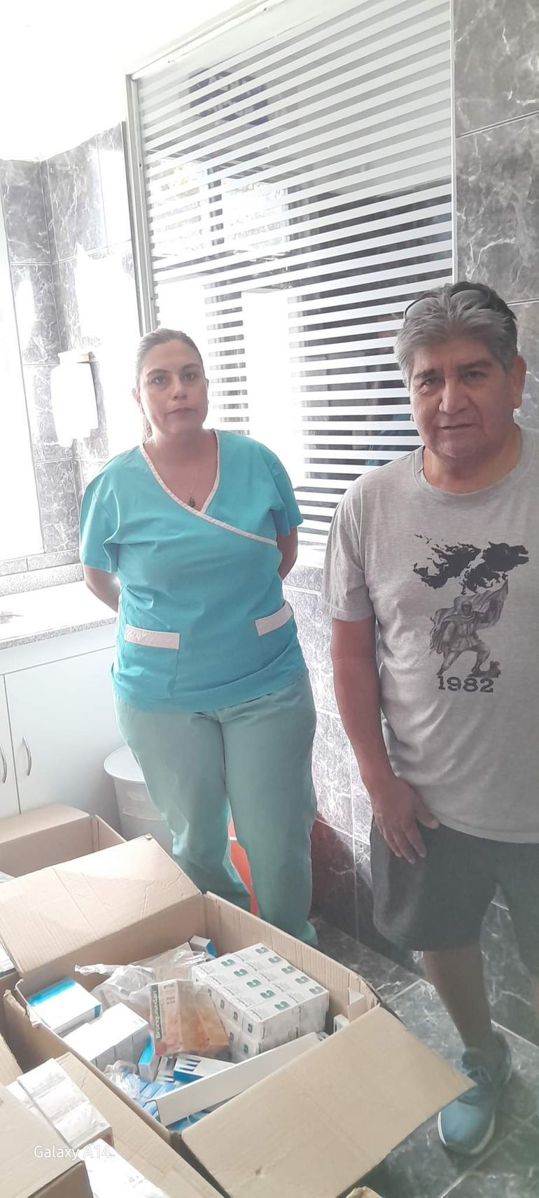 Rubén Carrupan junto a una de las médicas del Hospital de Picún Leufú. Rubén Carrupan junto a una de las médicas del Hospital de Picún Leufú.
