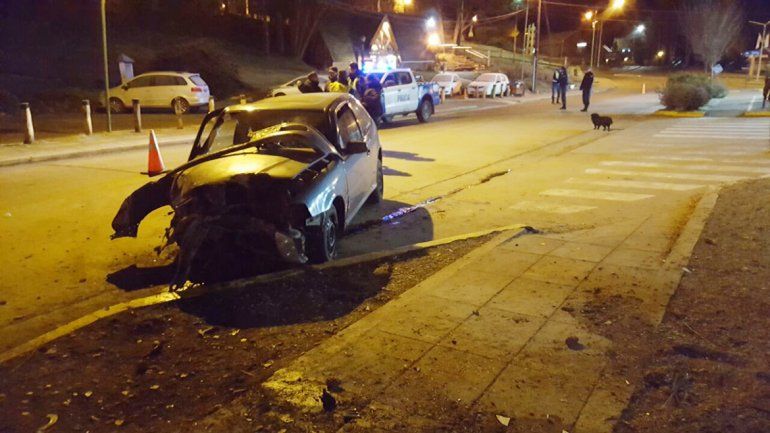 El vehículo impactó de llenó con un árbol. El conductor resultó con heridas leves.