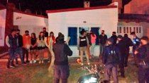 El momento en que la policía irrumpió en la casa donde se desarrollaba la fiesta. El momento en que la policía irrumpió en la casa donde se desarrollaba la fiesta.