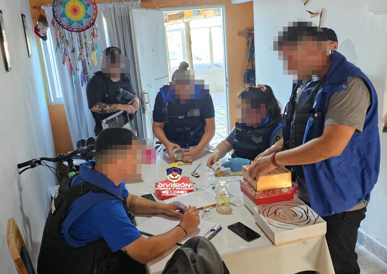 Personal de Delitos Económicos de la Policía durante el allanamiento en la casa de Romina Maza en el barrio San Lorenzo Personal de Delitos Económicos de la Policía durante el allanamiento en la casa de Romina Maza en el barrio San Lorenzo