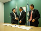 Los CEOS de Vista, Miguel Galuccio, y de Tecpetrol, Ricardo Markous, firmaron el convenio con el gobernador Rolando Figueroa.