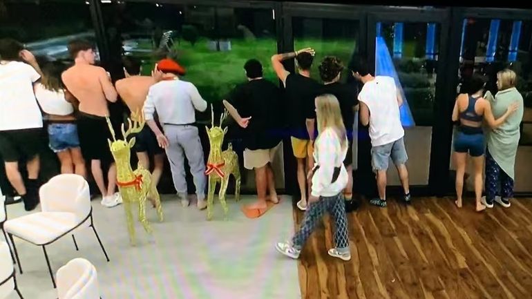 Los participantes de Gran Hermano, mirando azorados como la tormenta destruía el jardín de la casa. Los participantes de Gran Hermano, mirando azorados como la tormenta destruía el jardín de la casa.