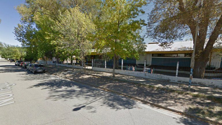 Consiguieron los porteros pero necesitan que les reparen el techo de la escuela