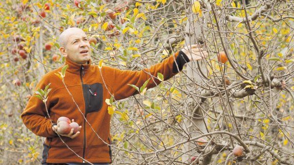Mario Tondato tiene 51 años y desde muy joven comenzó a incursionar en el séptimo arte, siendo un autodidacta.
