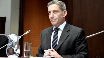 con la provincia en crisis, el gobernador de chubut quiere subirse el sueldo en un 100%