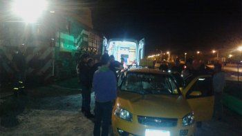 brutal choque entre un tren y un taxi dejo dos personas heridas brutal choque entre un tren y un taxi dejo dos personas heridas