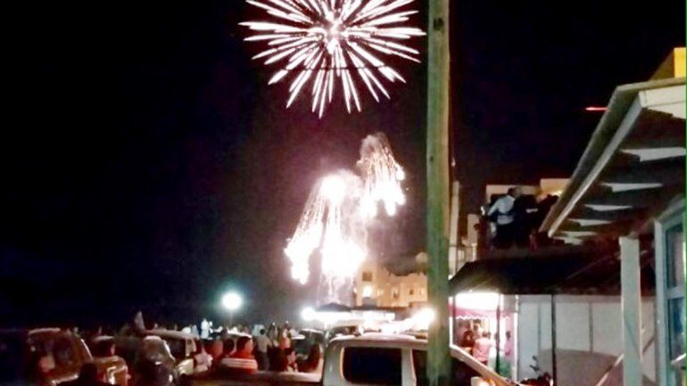 Una multitud asistió al show de fuegos artificiales.