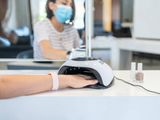 El riesgo oculto de utilizar lámparas de secado de esmalte de uñas
