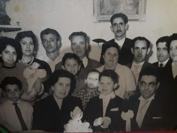 Grupo de familias inmigrantes reunidas para celebrar la comunión de Pedro en Buenos Aires. Grupo de familias inmigrantes reunidas para celebrar la comunión de Pedro en Buenos Aires.