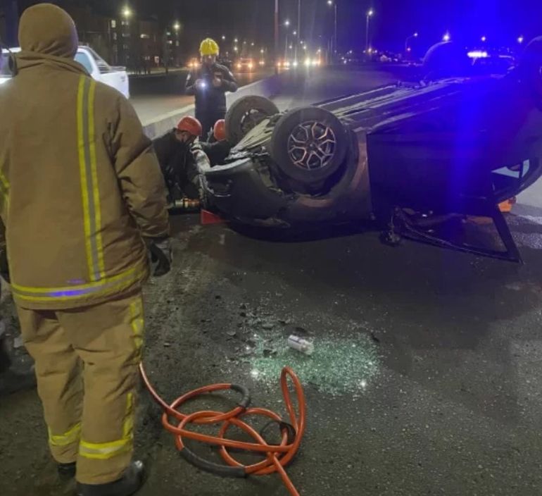 Bomberos y personal de emergencias debieron rescatar al remisero del interior del auto volcado: fue trasladado al hospital. Bomberos y personal de emergencias debieron rescatar al remisero del interior del auto volcado: fue trasladado al hospital.