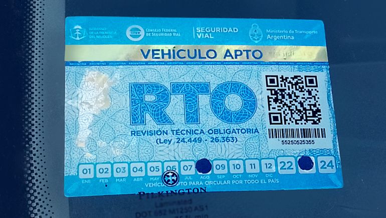 La oblea que se pega en el parabrisas de un vehículo que superó la RTO en Neuquén. La oblea que se pega en el parabrisas de un vehículo que superó la RTO en Neuquén.