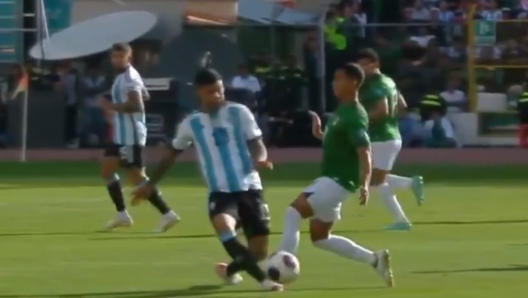 El momento en el que Cuti Romero recibe el planchazo de Roberto Fernández en el tobillo derecho