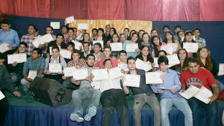 Los egresados de un curso para potenciar capacidades en el petróleo.