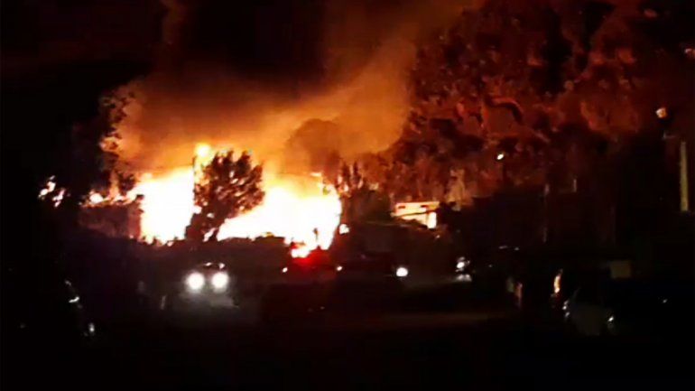 Espectacular incendio de dos viviendas en Añelo