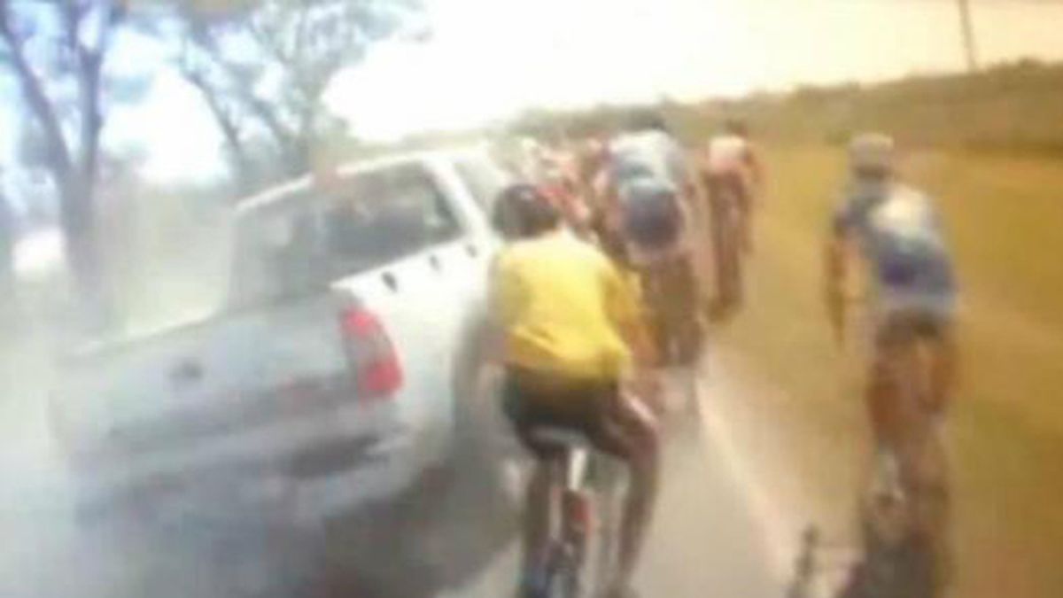 Impactante: así atropelló una camioneta a un grupo de ciclistas