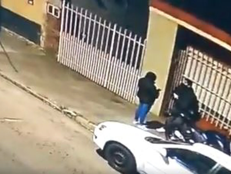 Matan a balazos a un subinspector de la Policía frente a su pareja: hay tres detenidos