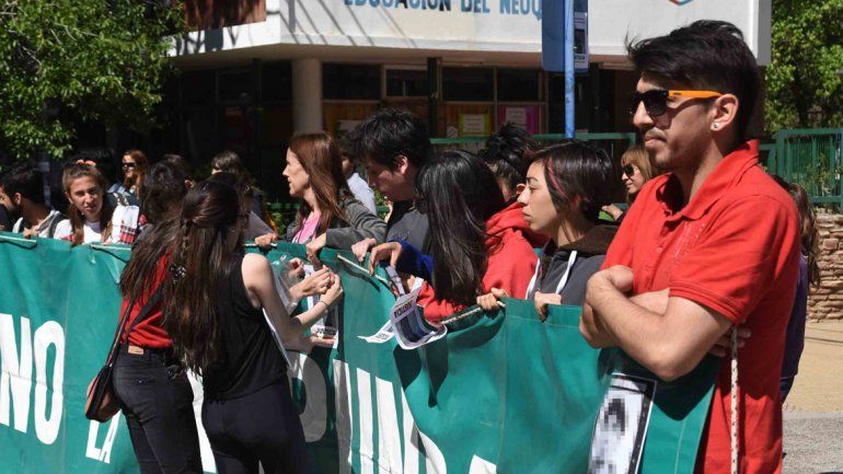 La familia de la víctima se manifestó ayer afuera del tribunal.