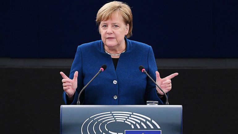 Merkel respaldó a Macron: quiere crear un ejército europeo