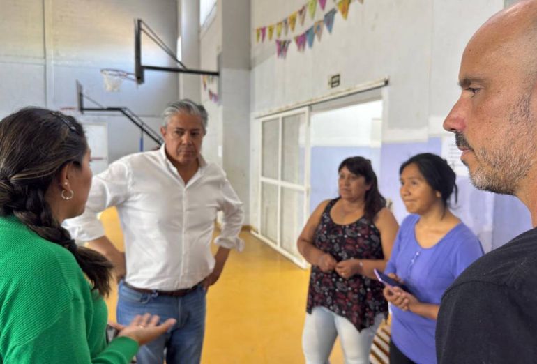 Rolando Figueroa visitó el centro de evacuados por el incendio: Cuidar la vida de las personas