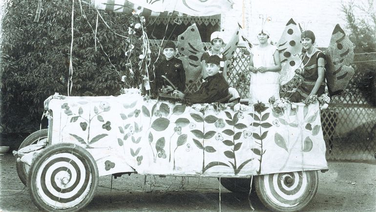 Una carroza improvisada para participar en el corso. Una postal de otra época (Archivo Municipal)