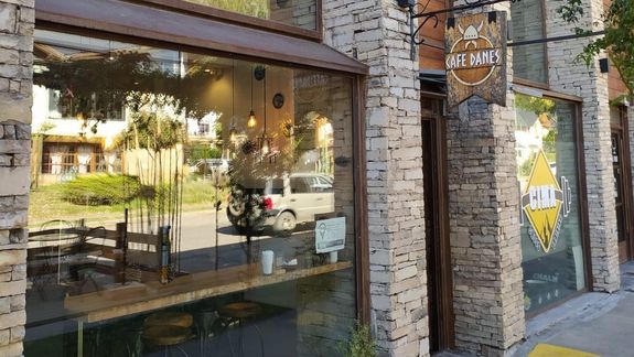Rompieron la vidriera de una confitería y robaron 100 mil pesos