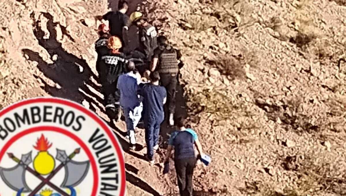 Video: peligroso rescate de Bomberos de Plottier a un ciclista caído en la barda