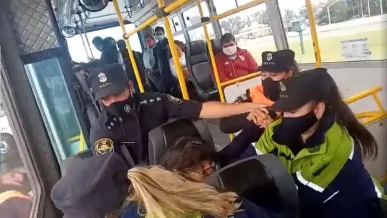 La policía forzó a una mujer a bajar del colectivo por no tener permiso para viajar