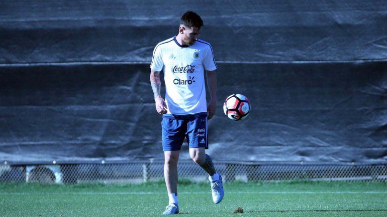 Messi quiere estar en el debut, pero no lo dejan