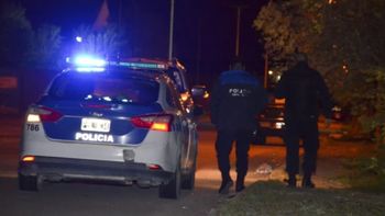 Policías que patrullaban el centro de Río Gallegos encontraron al chico con claros signos de haber sido golpeado. Policías que patrullaban el centro de Río Gallegos encontraron al chico con claros signos de haber sido golpeado.