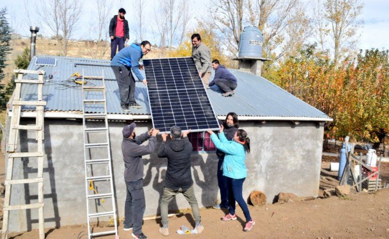 Andacollo: Estudiantes ayudaron a un vecino a tener electricidad