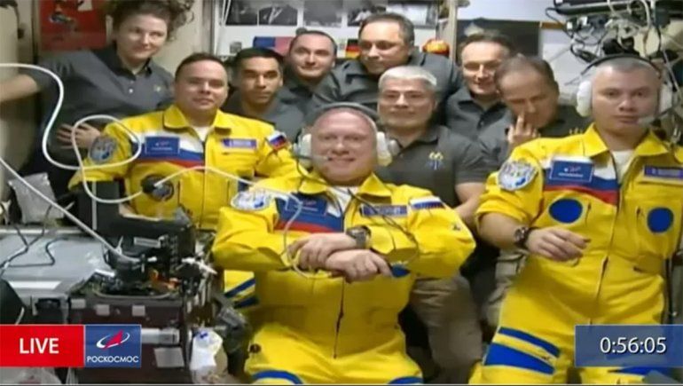 Astronautas rusos llegaron al espacio con los colores de Ucrania