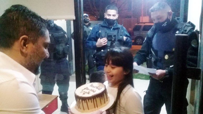 Policías sorprendieron a nena cipoleña con una torta de cumpleaños