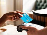 El gobierno habilitará el pago en QR en dólares, con débito y crédito.