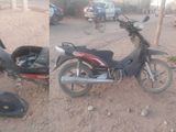 Dos hombres debieron ser trasladados tras chocar su moto contra un camión