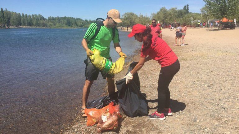 Las tareas de barrido del lecho del río se hicieron ayer por la mañana.