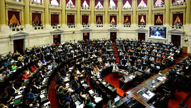 Diputados continuará con su trabajo por la Ley Ómnibus en la primera jornada hábil de la semana.