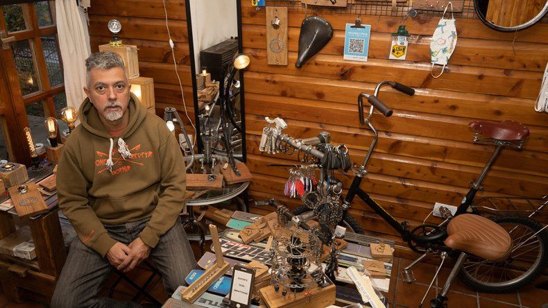 El diseñador que transforma bicis y equipos de esquí en muebles, lámparas y accesorios