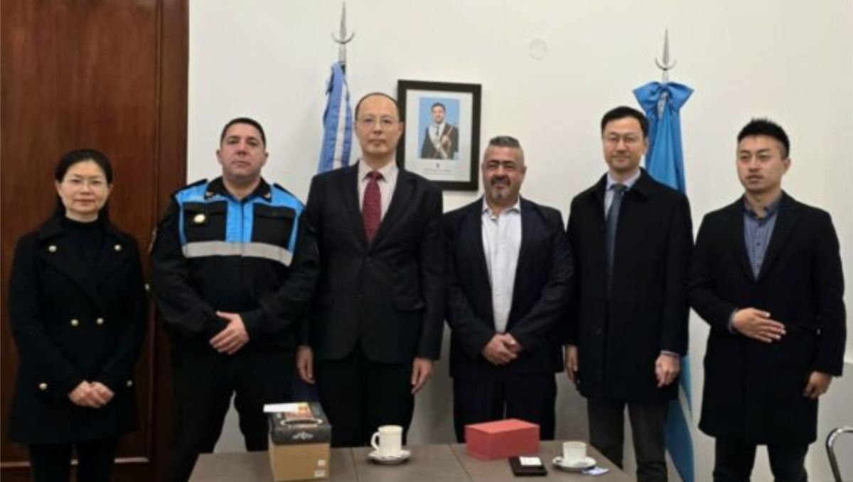 El jefe de la policía de Chubut y el ministro de Seguridad de la provincia, con representantes diplomáticos de China en el país.