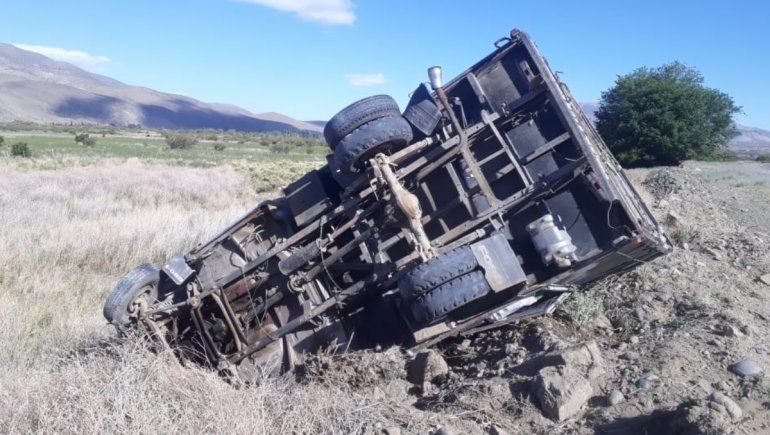 Ruta 40: viajaban desde Mendoza, volcaron por una falla mecánica y se salvaron