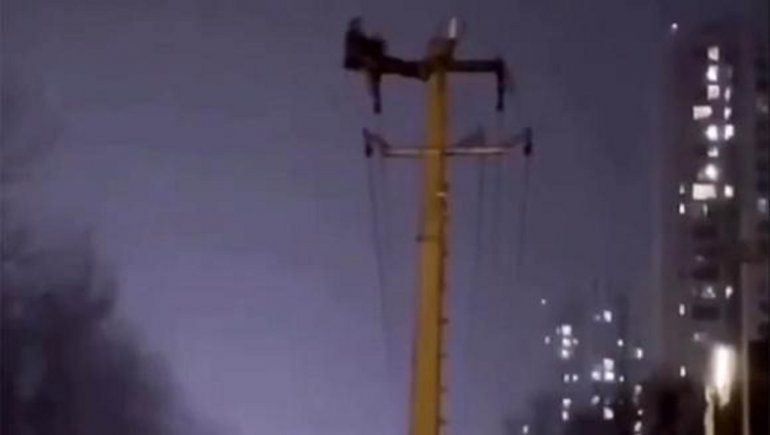 Twitter: se sube a un poste y dejó 10 mil hogares sin luz