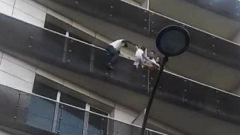 Dramático: escaló cuatro pisos por los balcones para rescatar a un niño