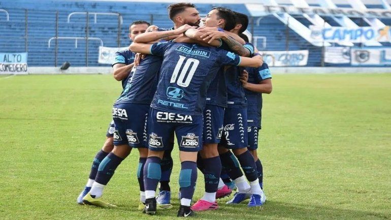 El festejo de los jugadores del Lobo tras el golazo del finde.
