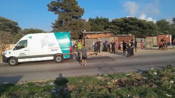 El sujeto que intentaba robar, terminó tirado a un costado de la calzada. (Foto: Infobae).